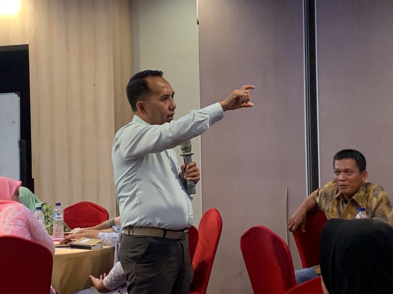 Business Manager Ritel dan Mikro Bank NTB Syariah, Muh. Nur Rahmat, SE., saat memaparkan materi pada kegiatan ToT Fasilitator Mastercard Strive Indonesia, 7/10/2025