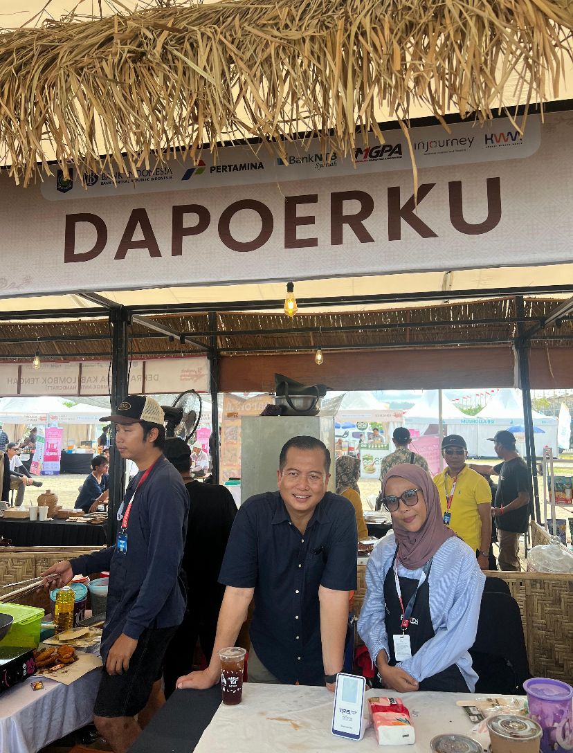 Gubernur NTB bersama Kak Sofi, owner Dapoerku, saat berkunjung ke tenant UMKM di arena MotoGP Mandalika